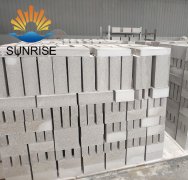 What are the factors that affect the thermal conductivity of insulating refractory bricks?
